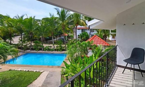 2-BD Unit with Pool 2 Blocks from Beach